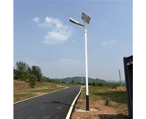 山南路边太阳能路灯安装